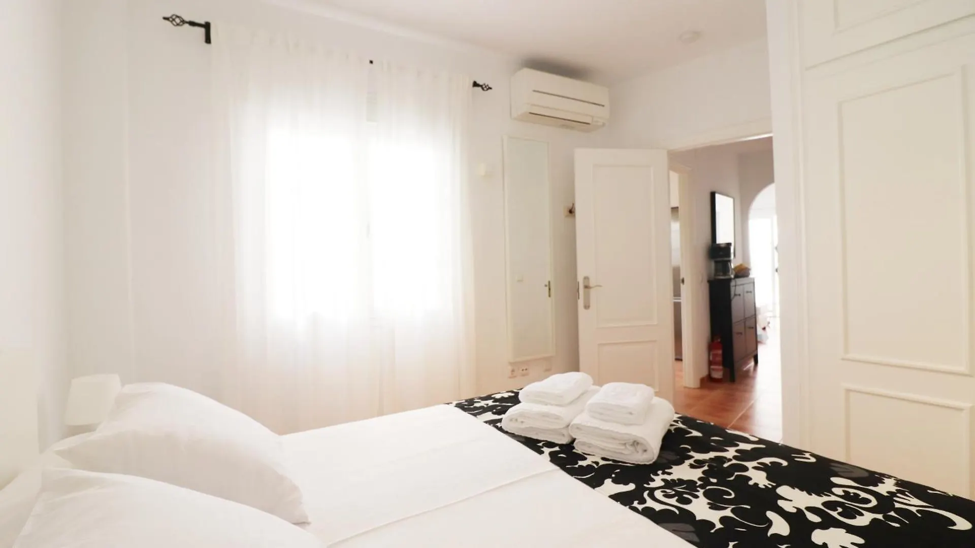 アパート Apartamento Pescia Con Piscina En Centro De ネルハ